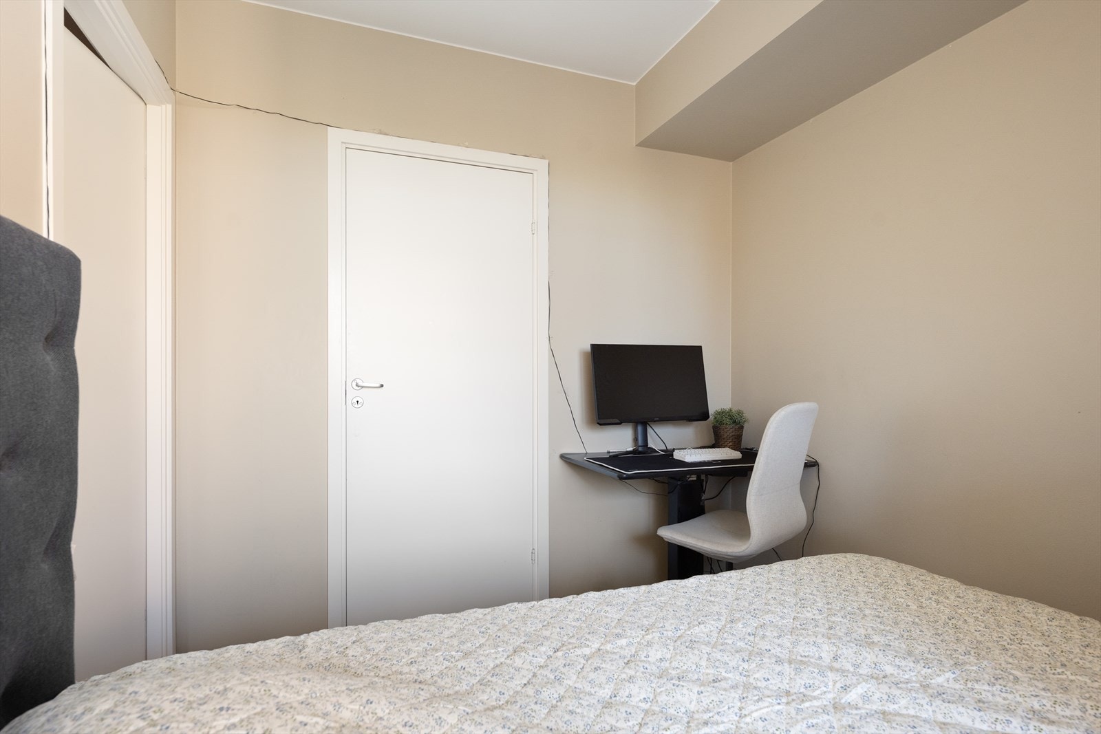 Leilighetens andre soverom egner seg godt som barnerom, gjesterom eller kontor. Galleribilde