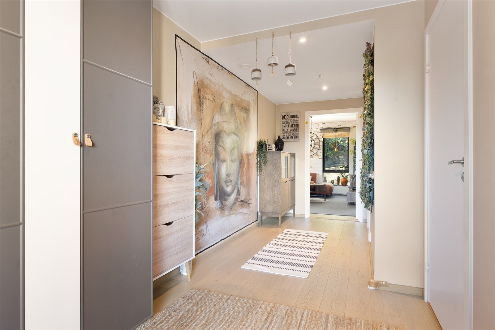 en lys entré som leder deg videre inn i boligens sosiale sone. Galleribilde