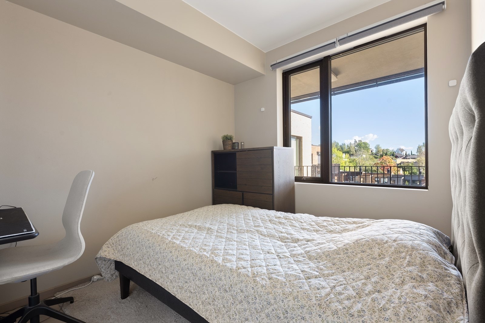 Soverommet har store vindus overflater som gir godt med naturlig lys. Galleribilde