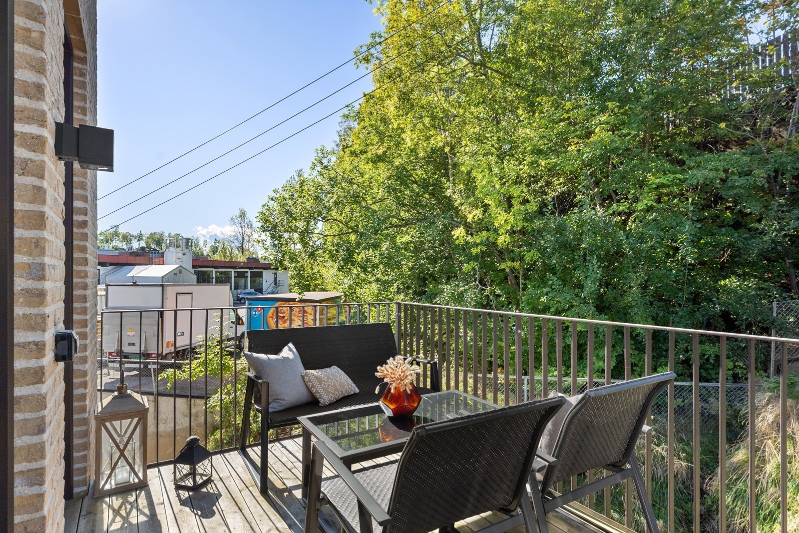 Fra stuen er det direkte utgang til en vestvendt balkong på 9 m² med gode solforhold. Galleribilde