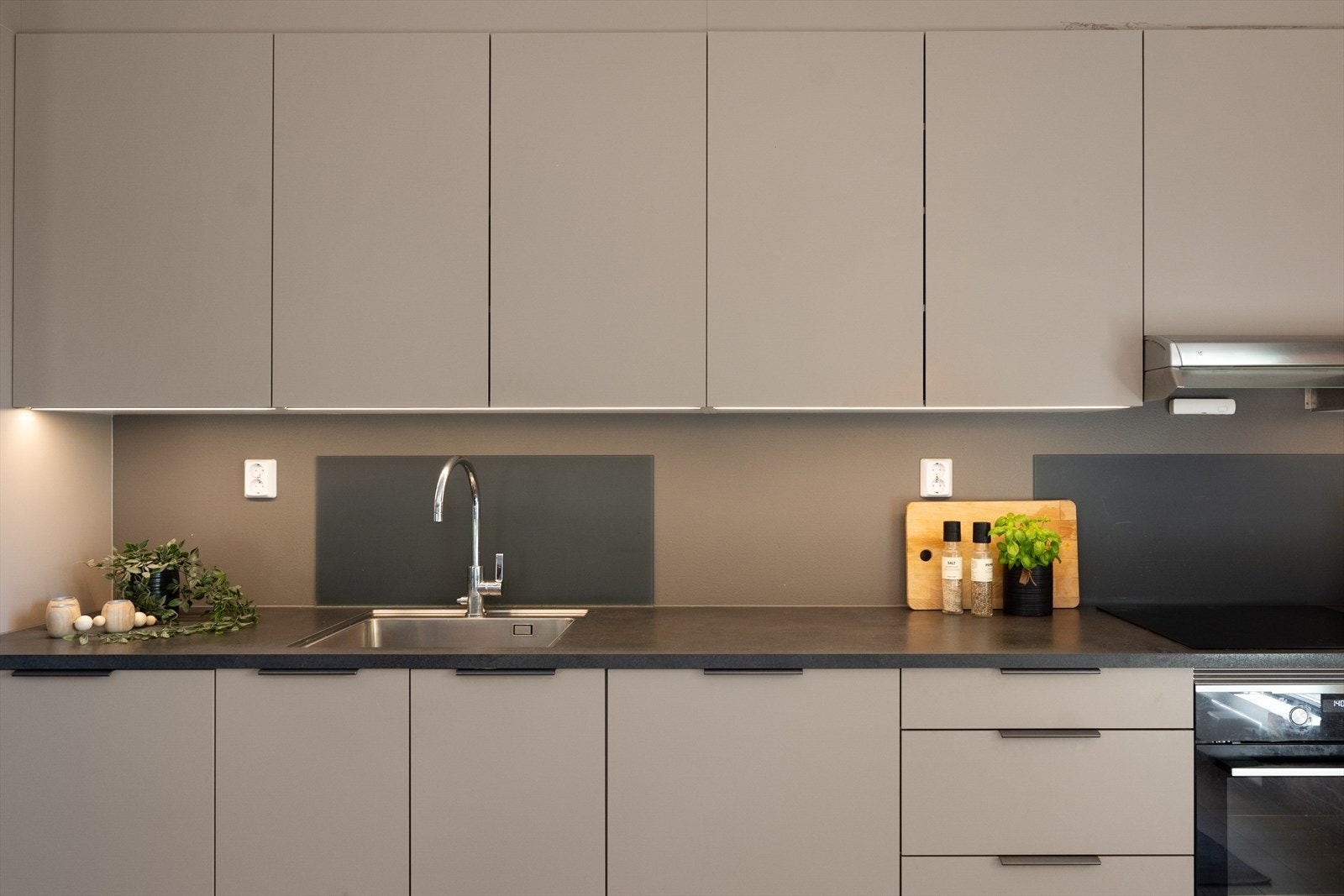 Innredningen har fronter i en behagelig farge. Kjøkkenet er utrustet med integrerte hvitevarer som komfyr, kjøleskap/fryser og oppvaskmaskin. Galleribilde