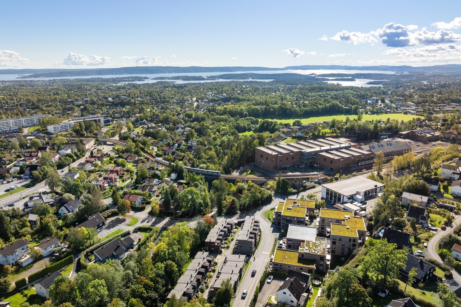Kollektivtilbudet er godt, med Avløs stasjon for T-bane kun 9 minutters gange unna. Galleribilde