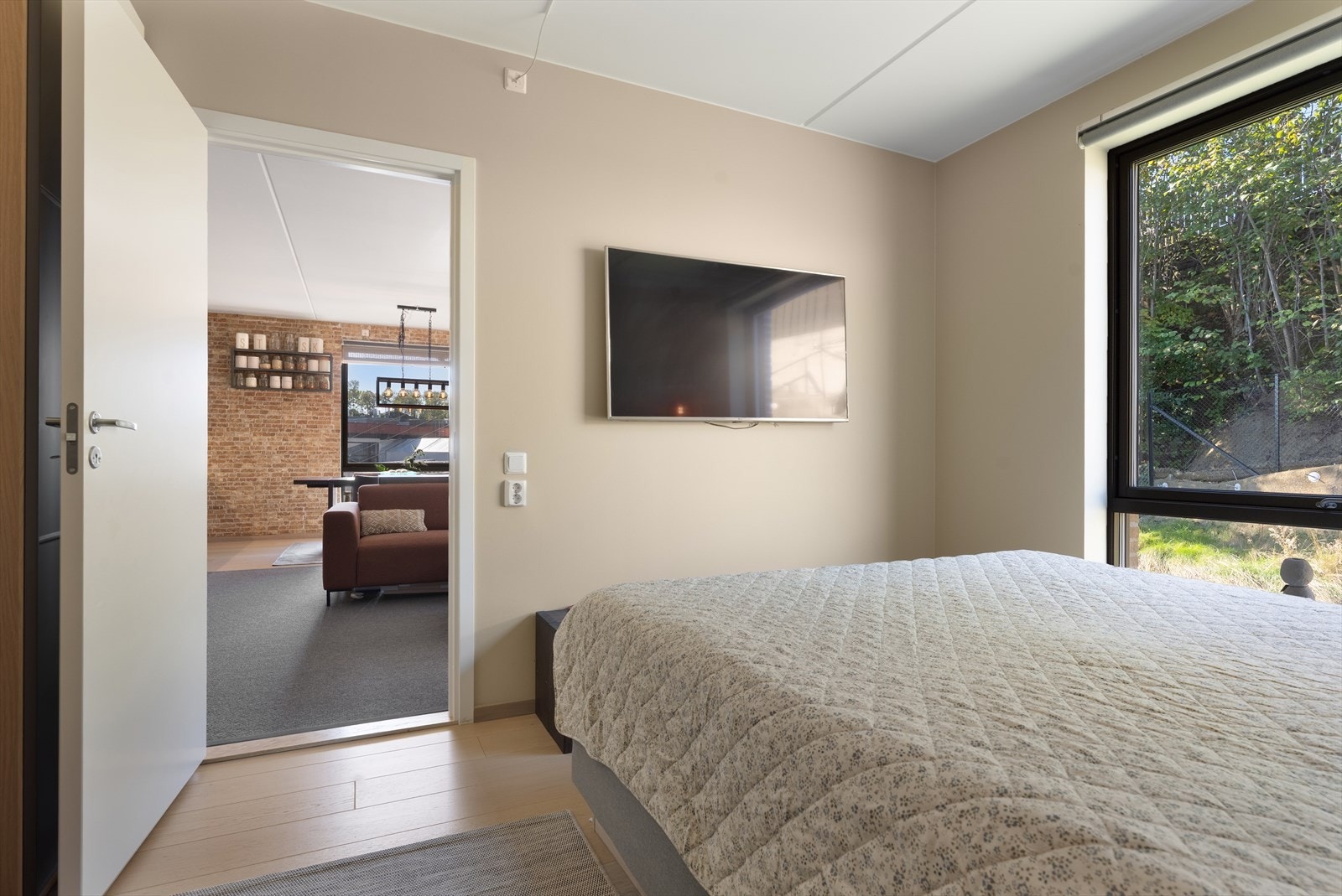 Lyst å fint soverom i behagelige farger. Galleribilde