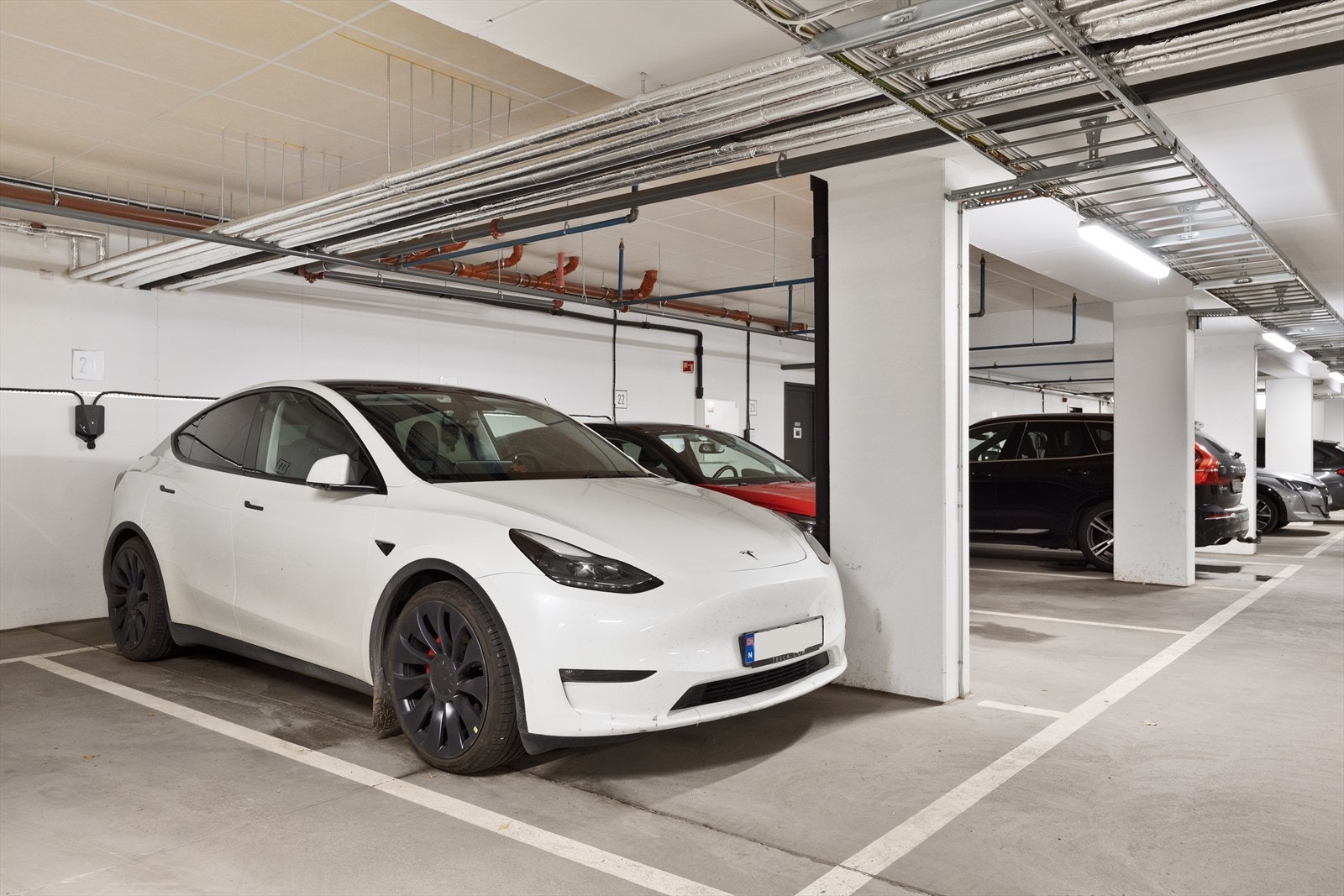 Det medfølger en parkeringsplass i felles garasjeanlegg med elbil lader. Galleribilde