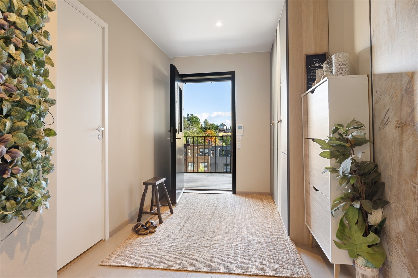 Gangen har god plass til kommode, skap eller lignende garderobe løsning. Galleribilde