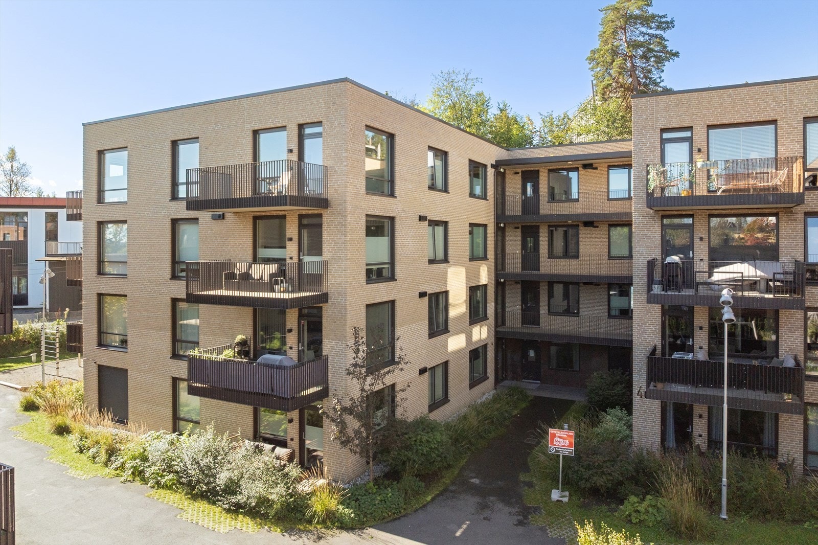 Bygget er fra 2021 og har en vedlikeholds vennlig fasade i teglstein. Galleribilde