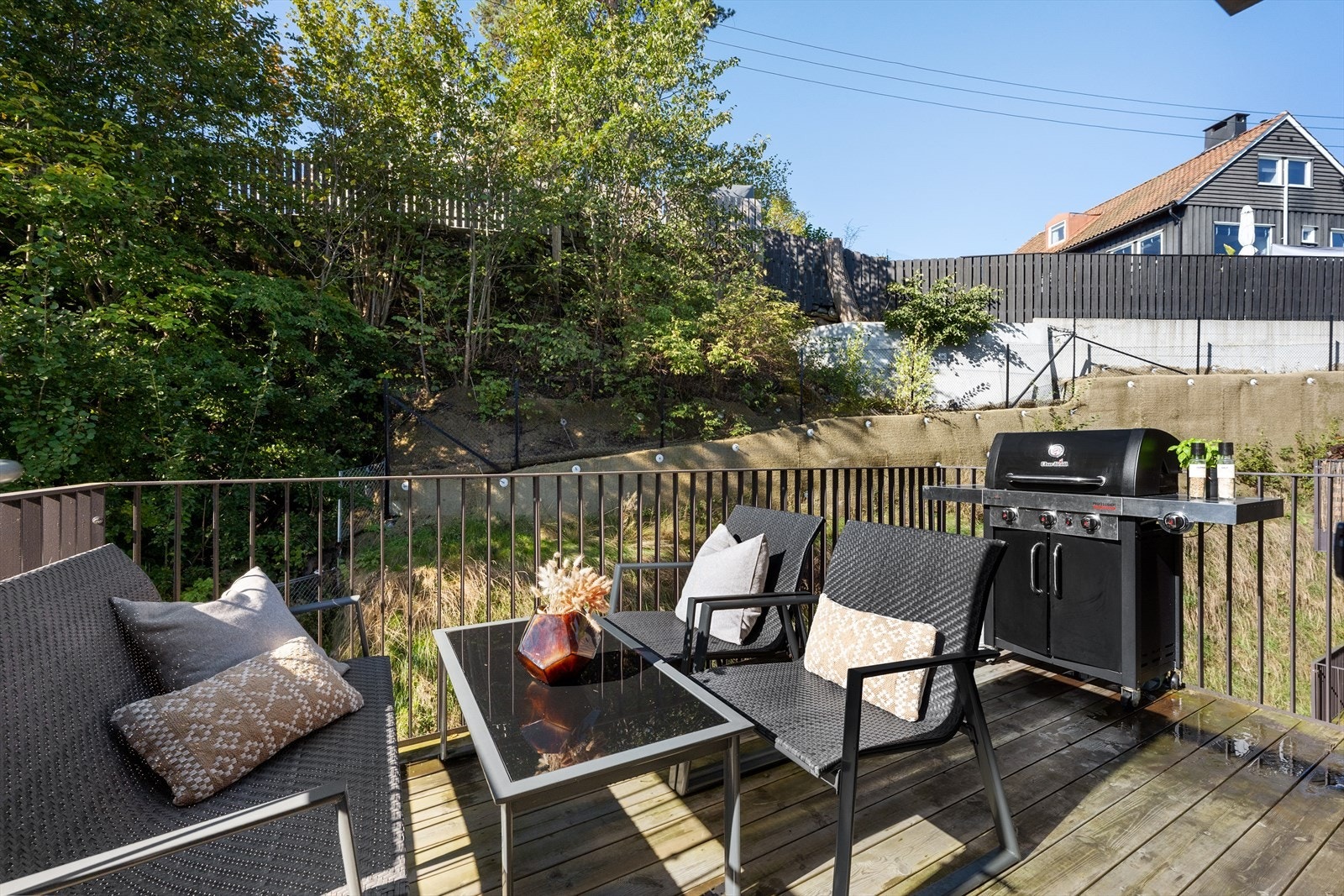 Balkongen har tredekke og rekkverk i stål, og vender ut mot grønne omgivelser. Galleribilde