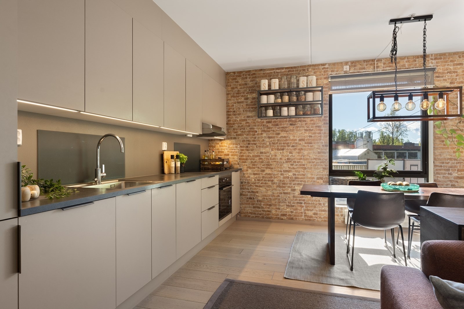 Kjøkkenet er praktisk integrert i stuen, noe som skaper en hyggelig atmosfære. Galleribilde