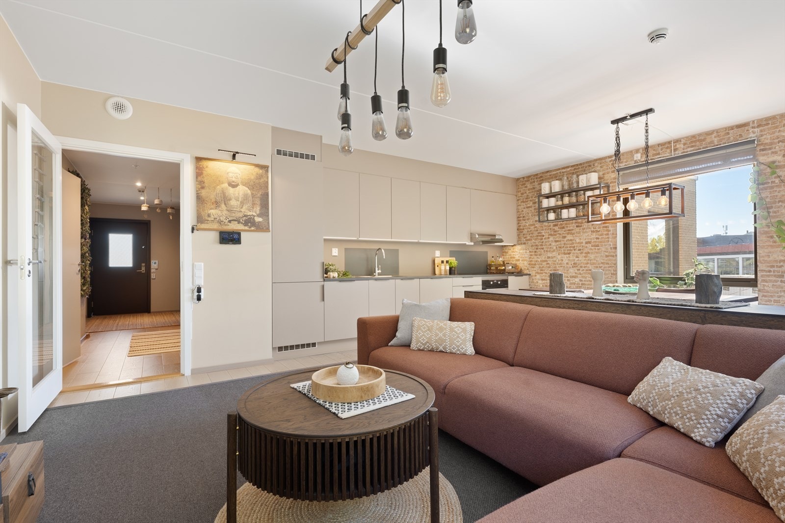 Den åpne løsningen mellom stue, kjøkken og entré gir en god romfølelse. Galleribilde