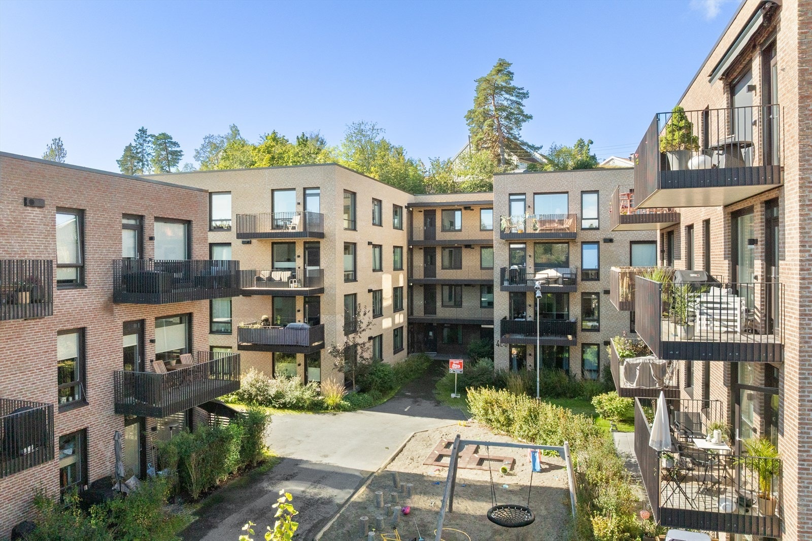 Fellesområdene er pent opparbeidet med beplantning og sosiale soner. Galleribilde