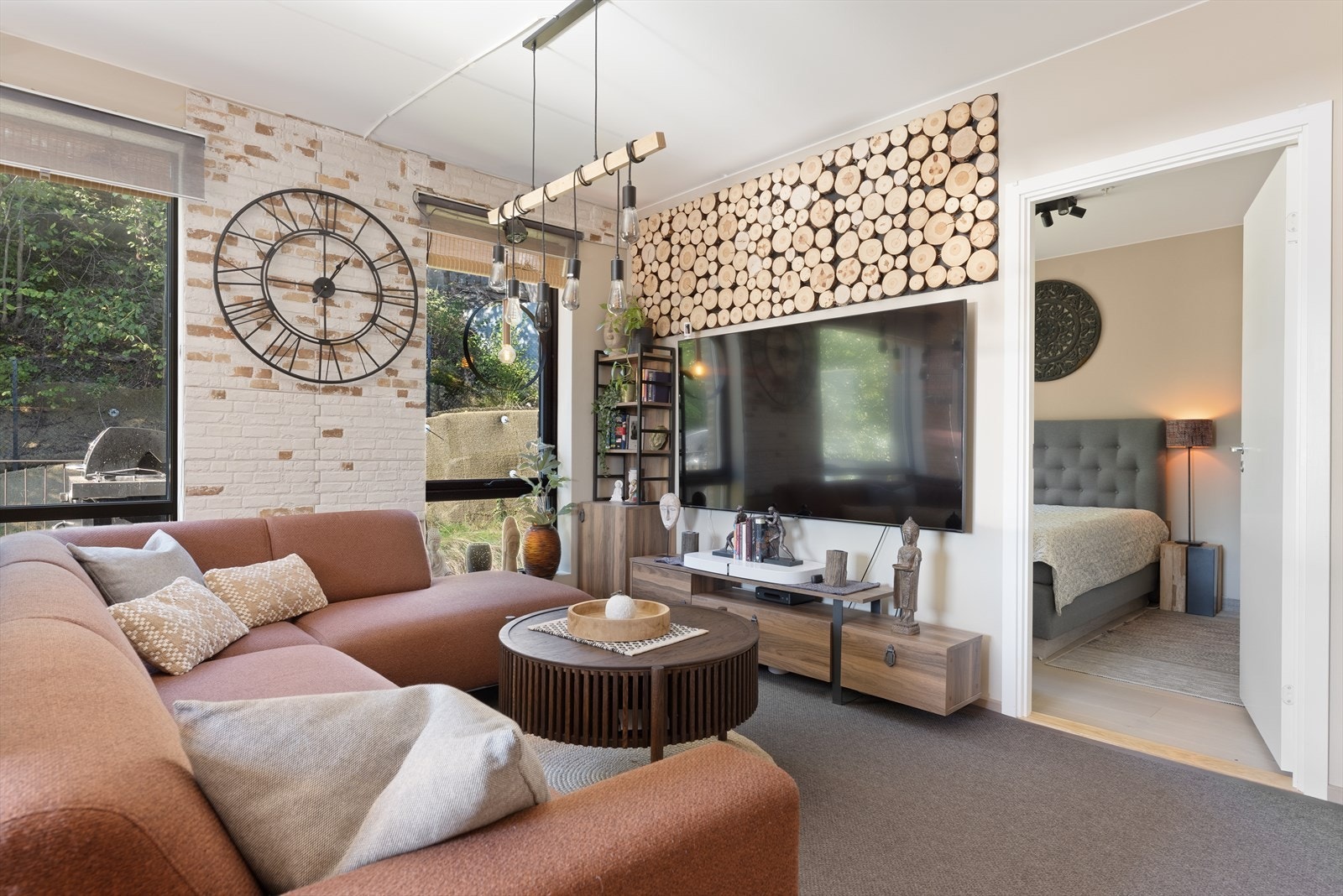 Stuen har en takhøyde på 2,6 meter og har gode møblerings muligheter. Galleribilde