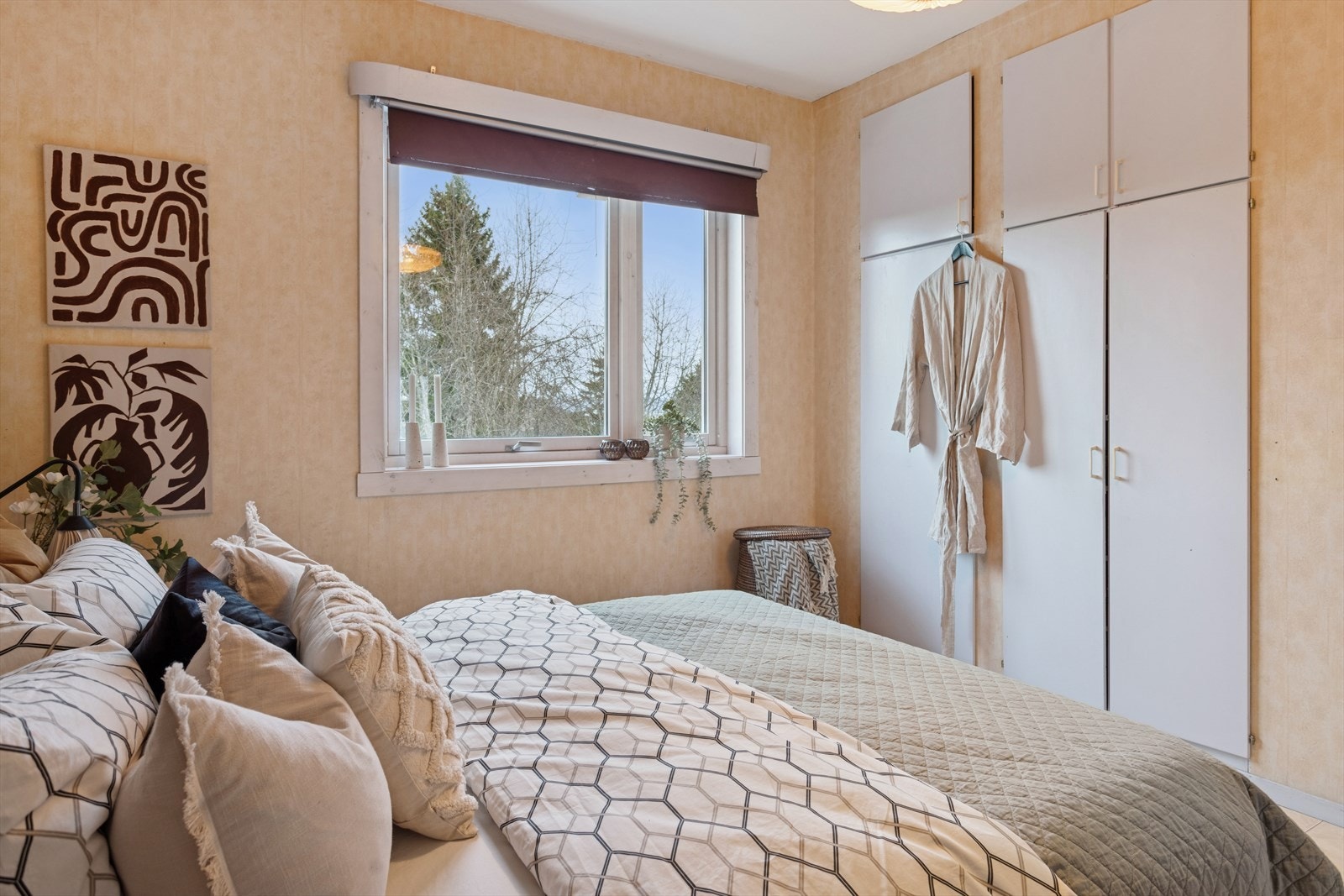 Innebygd garderobeløsning gir effektiv oppbevaring i soverommet. Galleribilde