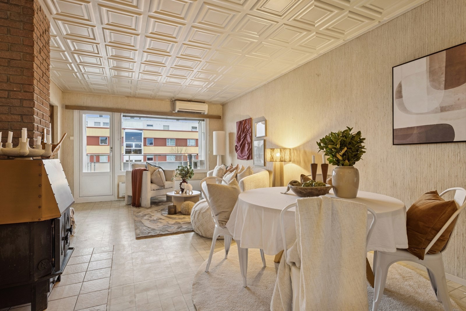 Stuens gode utforming og de tidløse fargevalgene på vegger legger et godt grunnlag for å innrede rommet etter eget ønske. Galleribilde