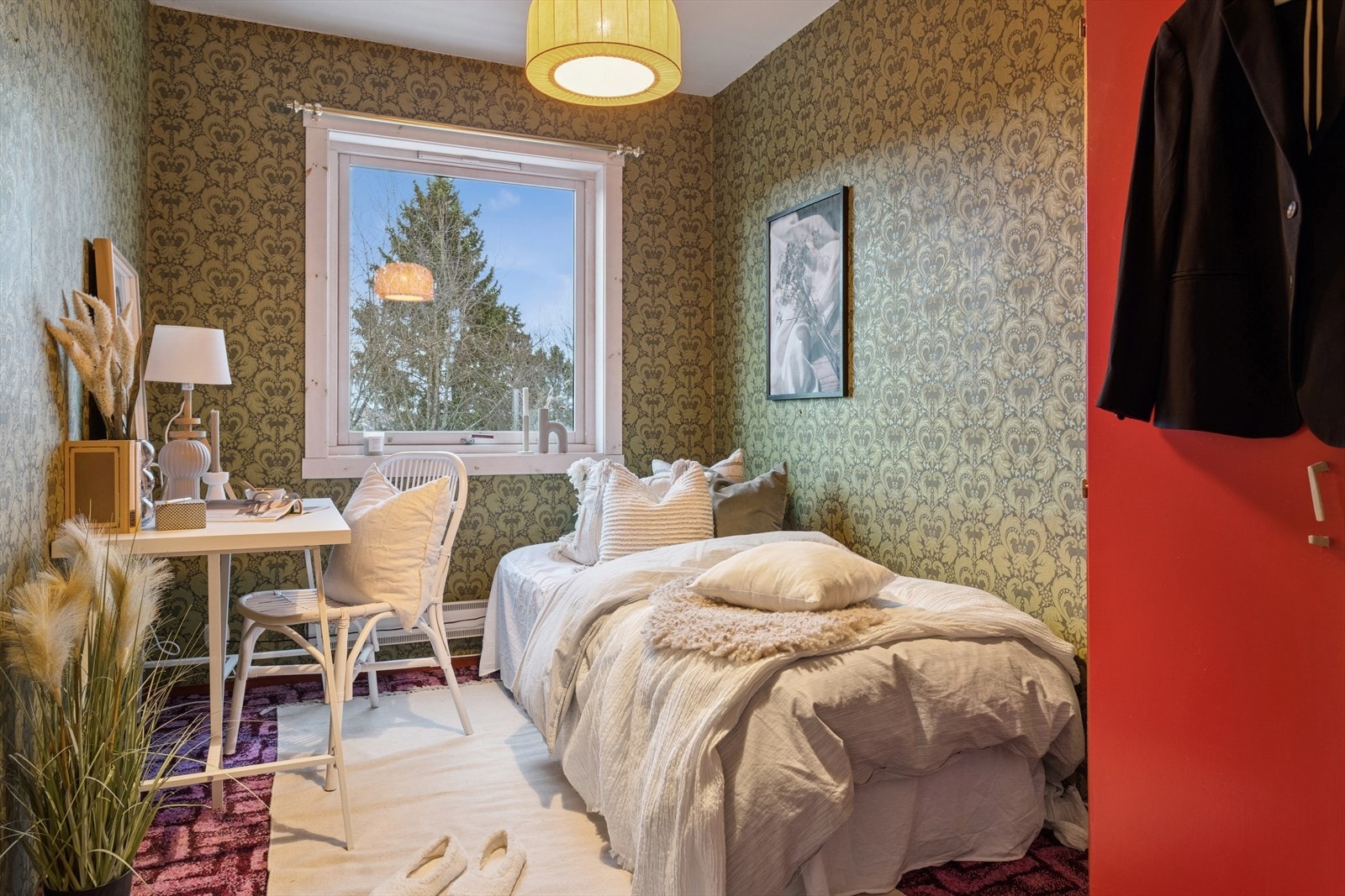 Barnerommet har plass til seng og skrivebord, med utsyn mot grøntområde. Galleribilde