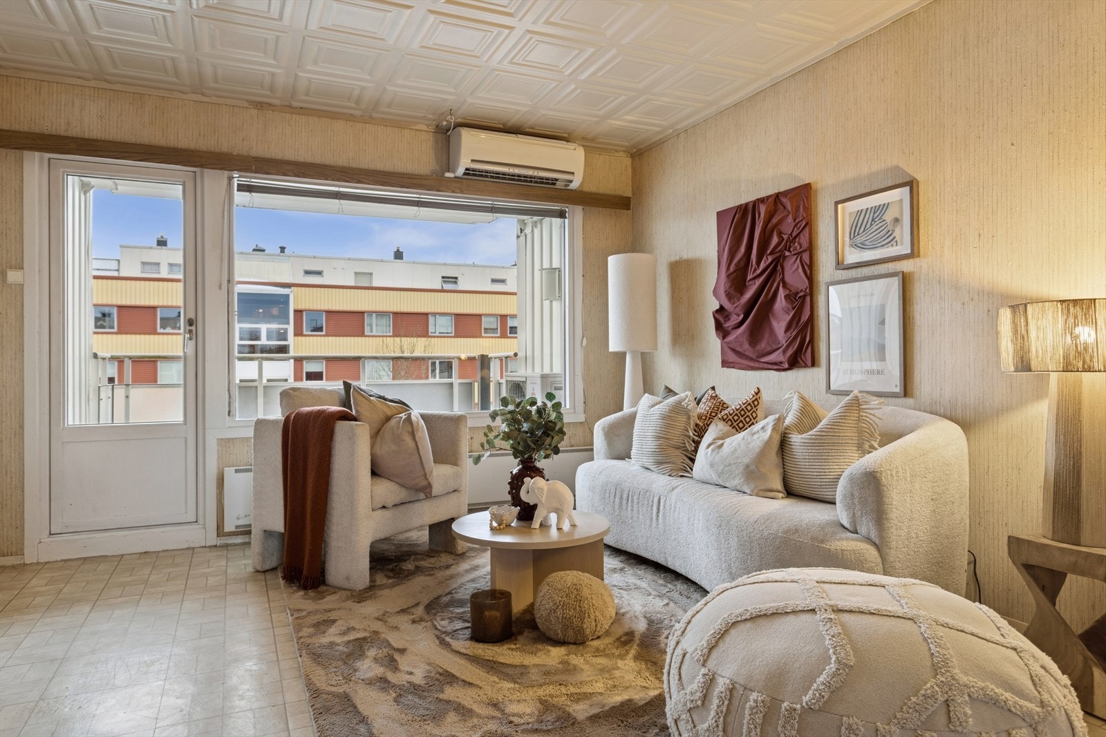 Stuen er ca. 28 m² og har både vedovn og varmepumpe samt utgang til balkong. Galleribilde