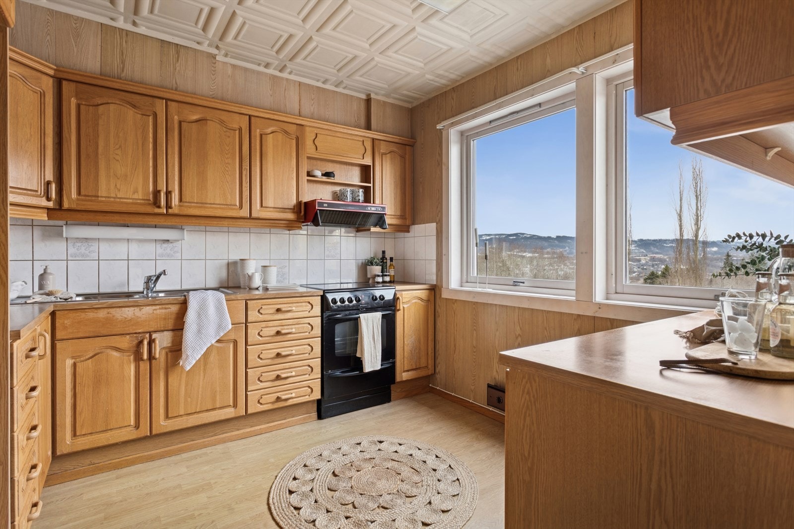 Kjøkkenet har eldre innredning med trefronter og mekanisk avtrekk. Galleribilde