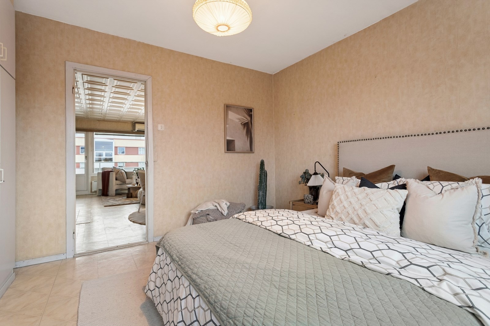 Direkte forbindelse til stuen gir enkel tilgang til oppholdsrommet fra soverommet. Galleribilde