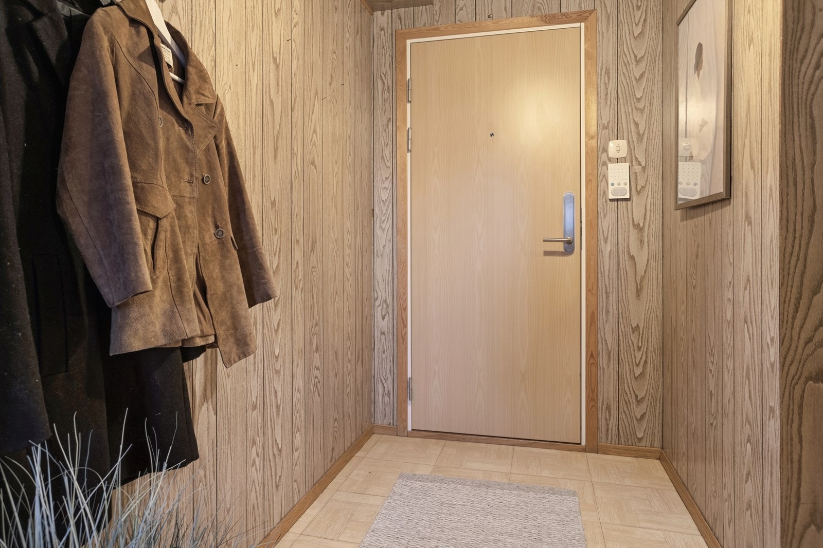 Gangen har god plass til knaggrekke og skoparkering. Dørtelefon. Galleribilde