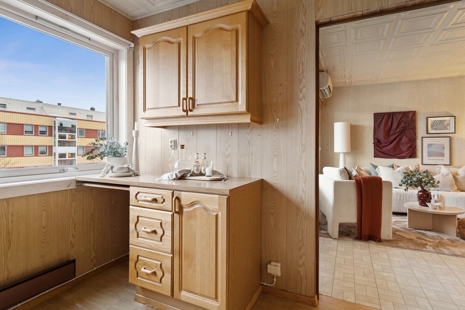 Direkte tilgang til stue fra kjøkkenet gir en praktisk løsning for servering og sosialt samvær. Galleribilde