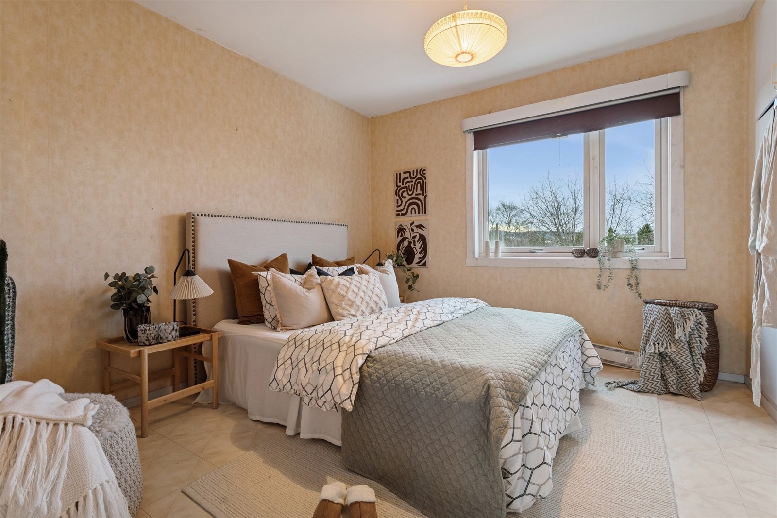 Plass til dobbeltseng og garderobe gir praktisk bruk av hovedsoverommet. Galleribilde