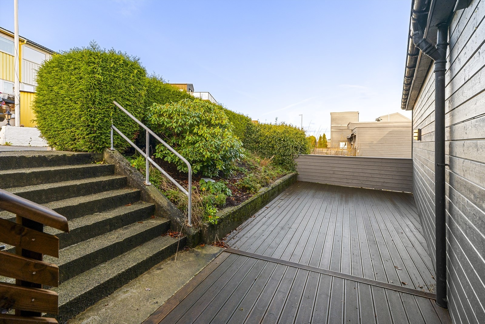 Hovedinngangen er på bakkeplan, men det er også mulighet til å gå inn herfra, fra Steinsøyveien. Leiligheten har egen inngang. Galleribilde