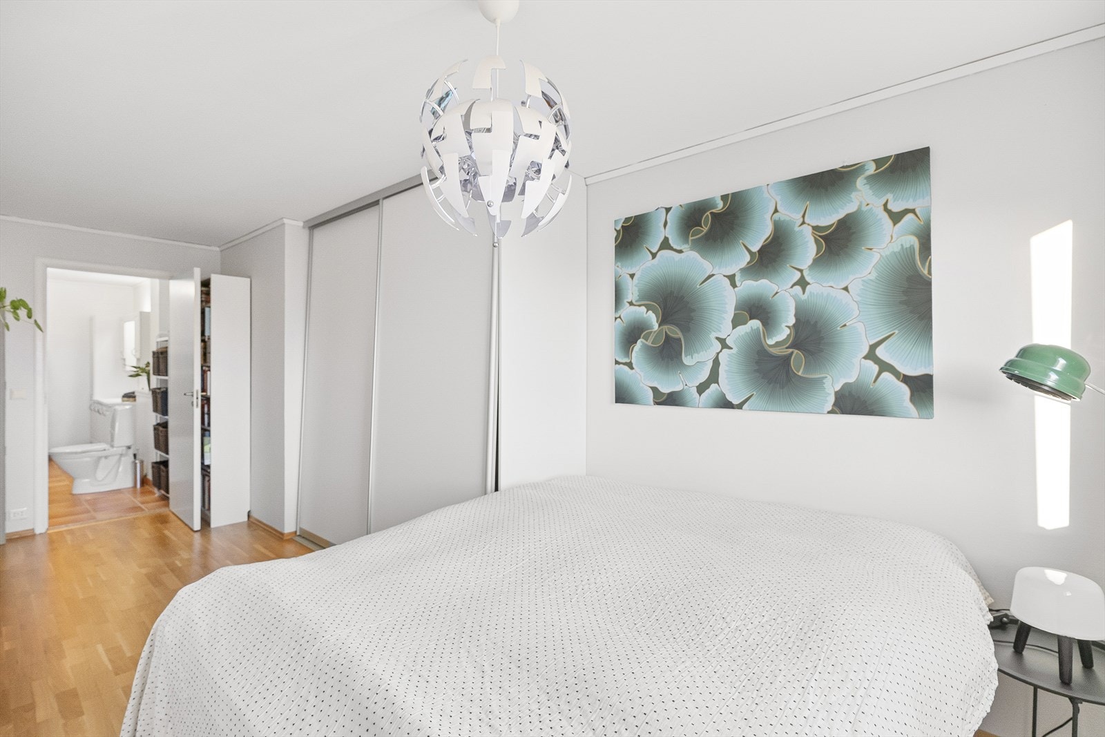 Soverommet er utstyrt med romslig skyvedørsgarderobe. Galleribilde