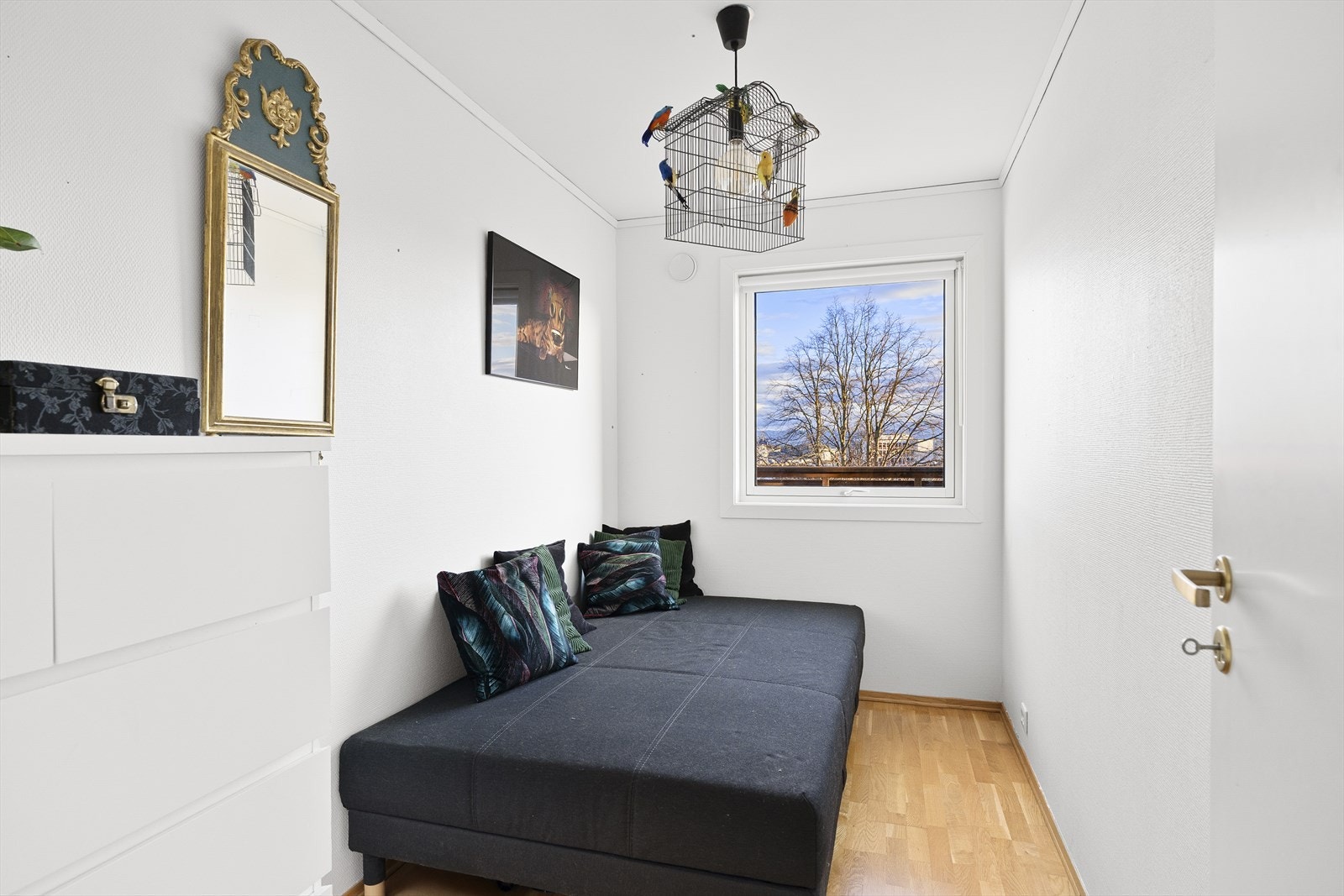 Soverom nr. 2 er et perfekt gjesterom, kontor eller barnerom. Her kan man innrede rommet helt etter behov og ønsker. Galleribilde