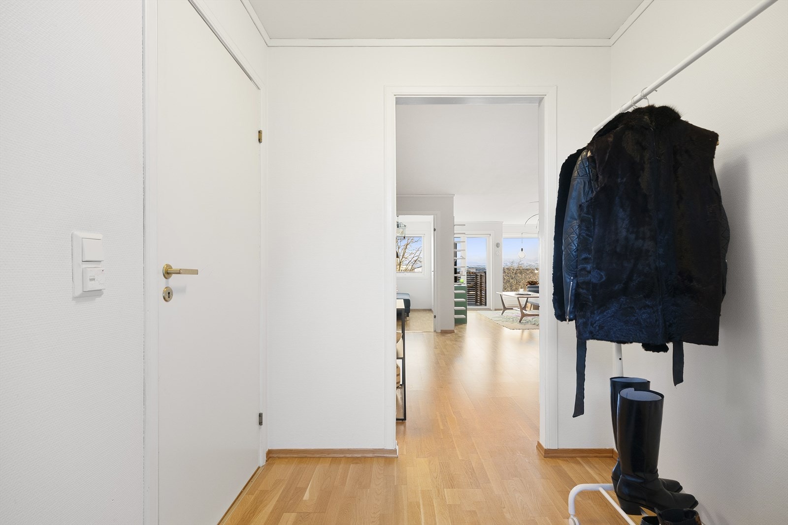 Entréen har plass til å henge fra seg yttertøy og sette fra seg sko. Galleribilde