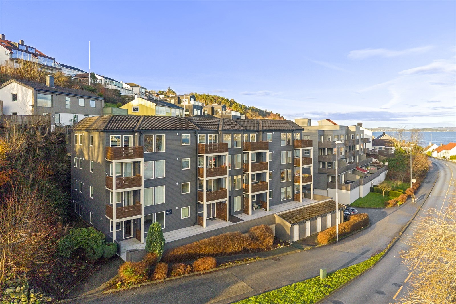 Velkommen til Dusavikveien 66, en fin 3-roms toppleilighet med balkong og flott utsikt. Galleribilde