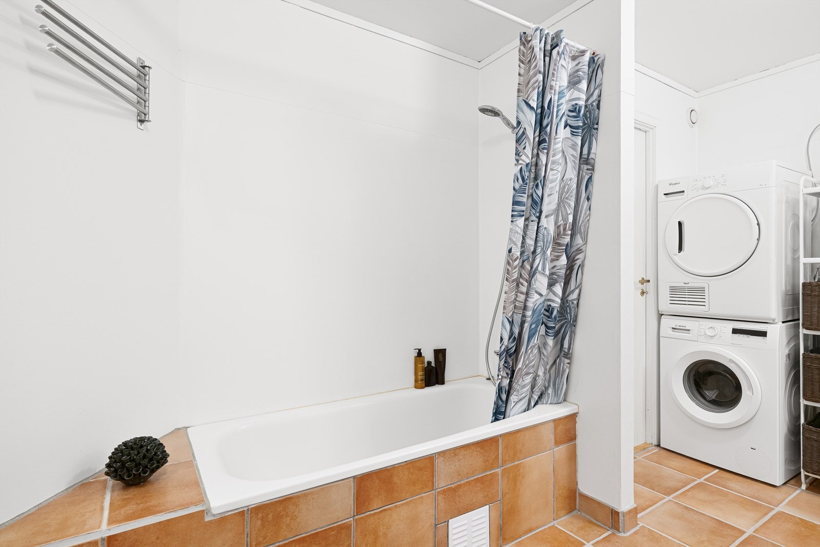 Badet er innredet med nedfelt servant i baderomsmøbel, toalett, badekar med dusj. Galleribilde