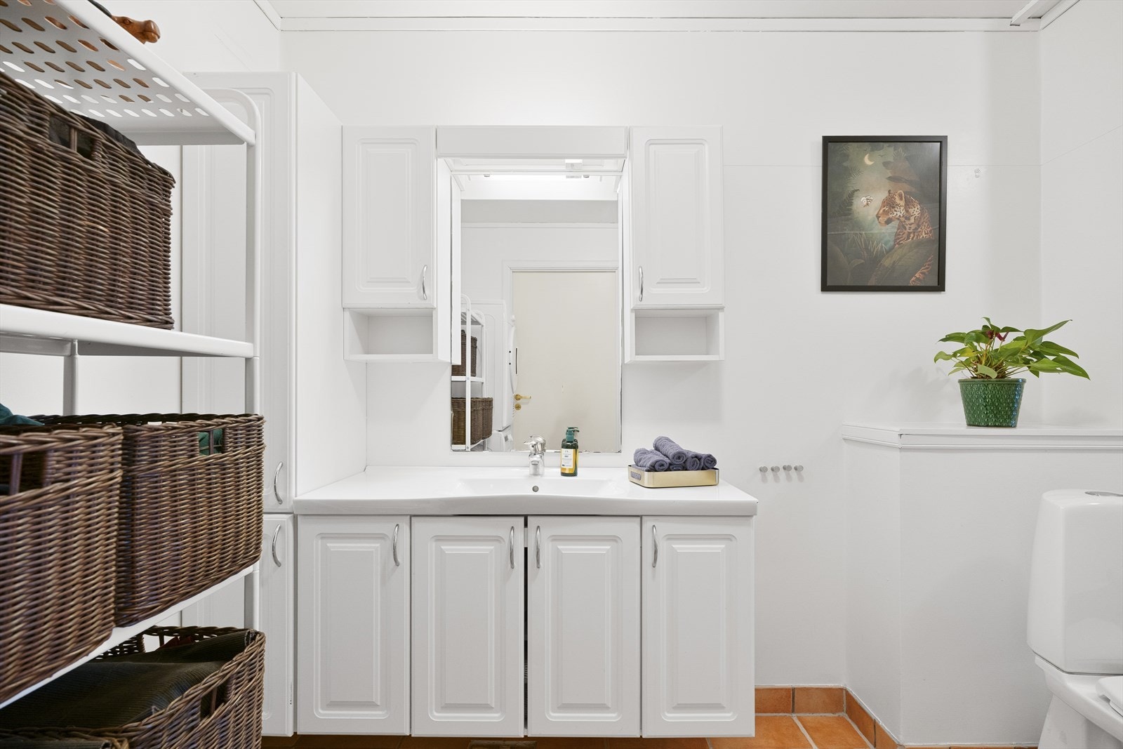 Baderommet har originalt belegg på gulv, men det er lagt fliser over eksisterende belegg. Galleribilde