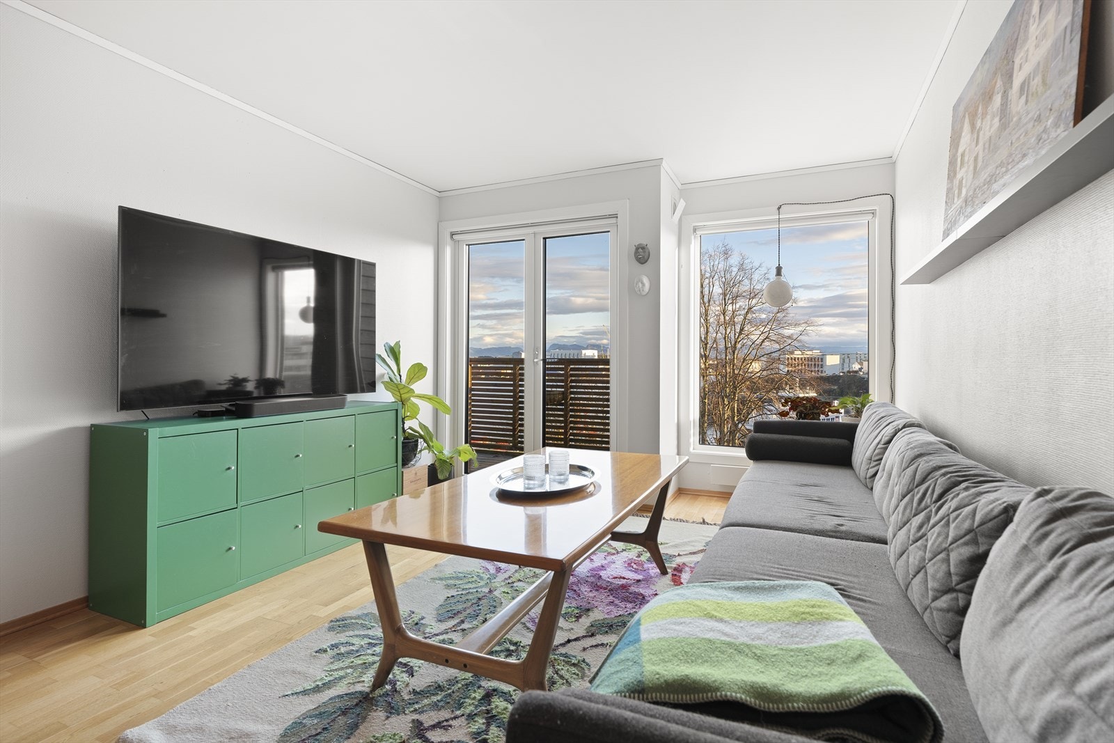 Velkommen inn! Stuen har store vindusflater som sørger for et fint lys inn i rommet. Galleribilde