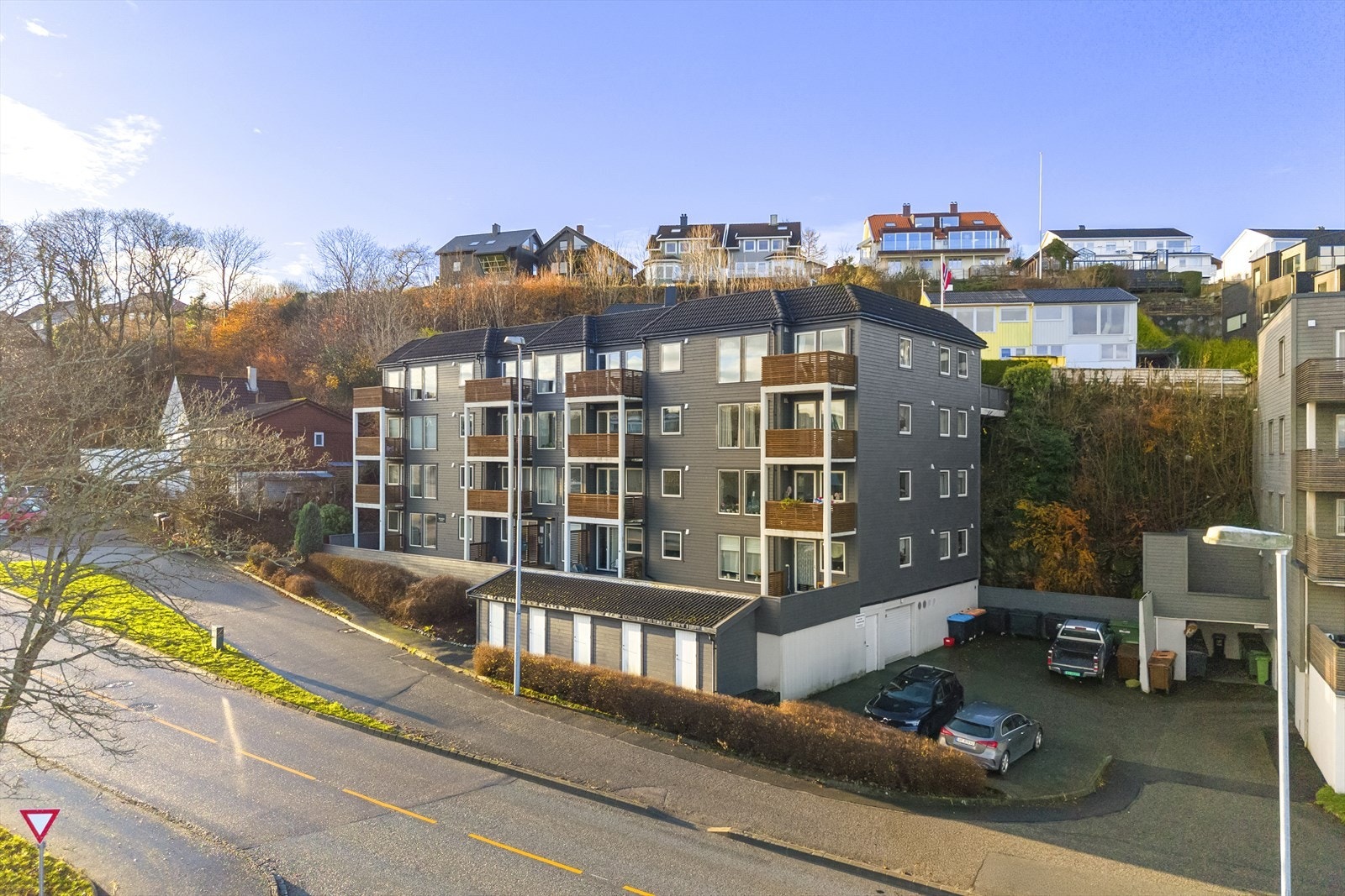 Sameiet har i løpet av 2024 skiftet kledning, vinduer og terassedører. Galleribilde