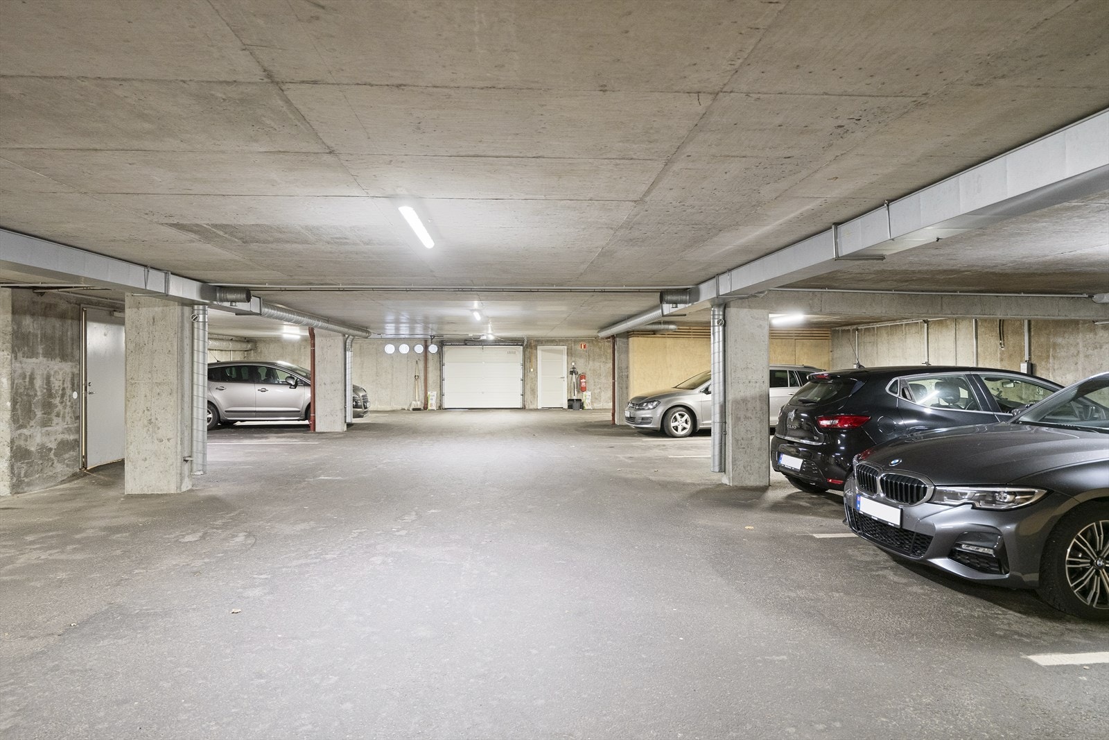 Det medfølger fast parkeringsplass i lukket garasjeanlegg. Det er mulighet for å installere elbillader. Galleribilde