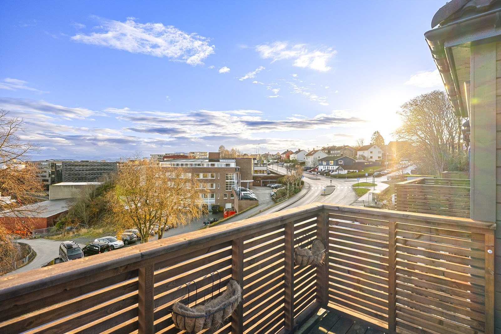 Beliggenheten er sentral, med kort dagligvare, busstopp, flotte turområder, idrettsanlegg, samt Handelshøyskolen BI, SOTS og Fagskolen Rogaland. Galleribilde