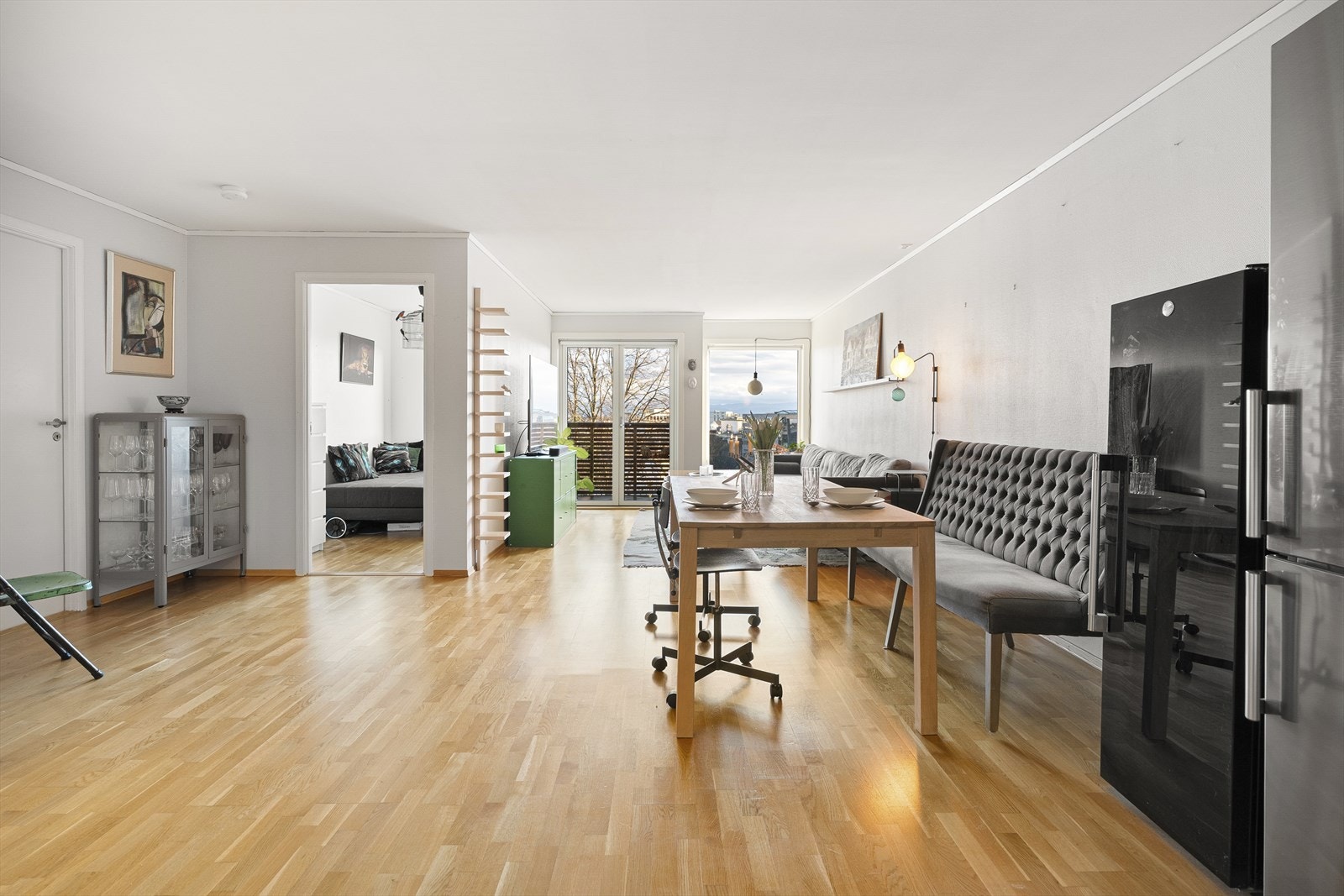 I stuen er det god plass til å innrede med både sofagruppe og spisestue i tilknytning til kjøkkenet Galleribilde