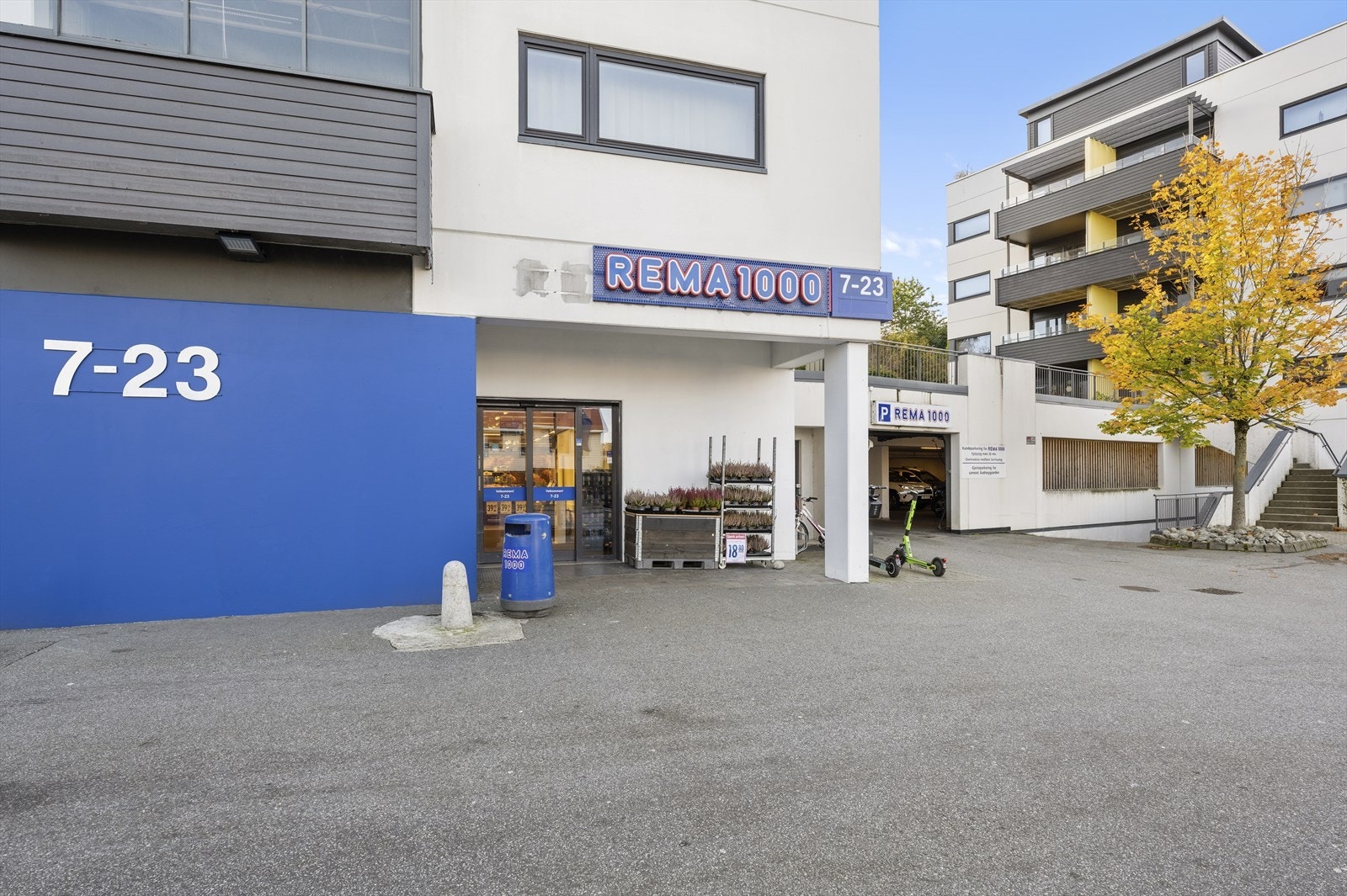 Nærmeste dagligvare Rema 1000, finner man i gangavstand til boligen. Galleribilde