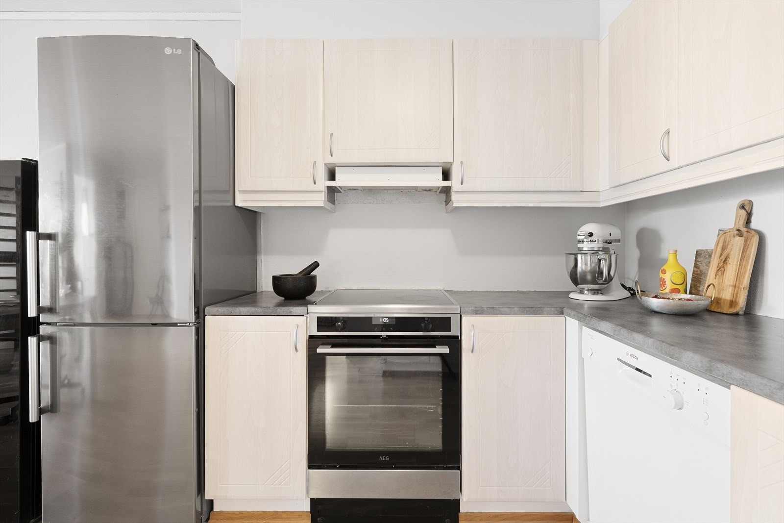 Kjøkkenet byr på rikelig med skap- og benkeplass, samt frittstående hvitevarer. Galleribilde