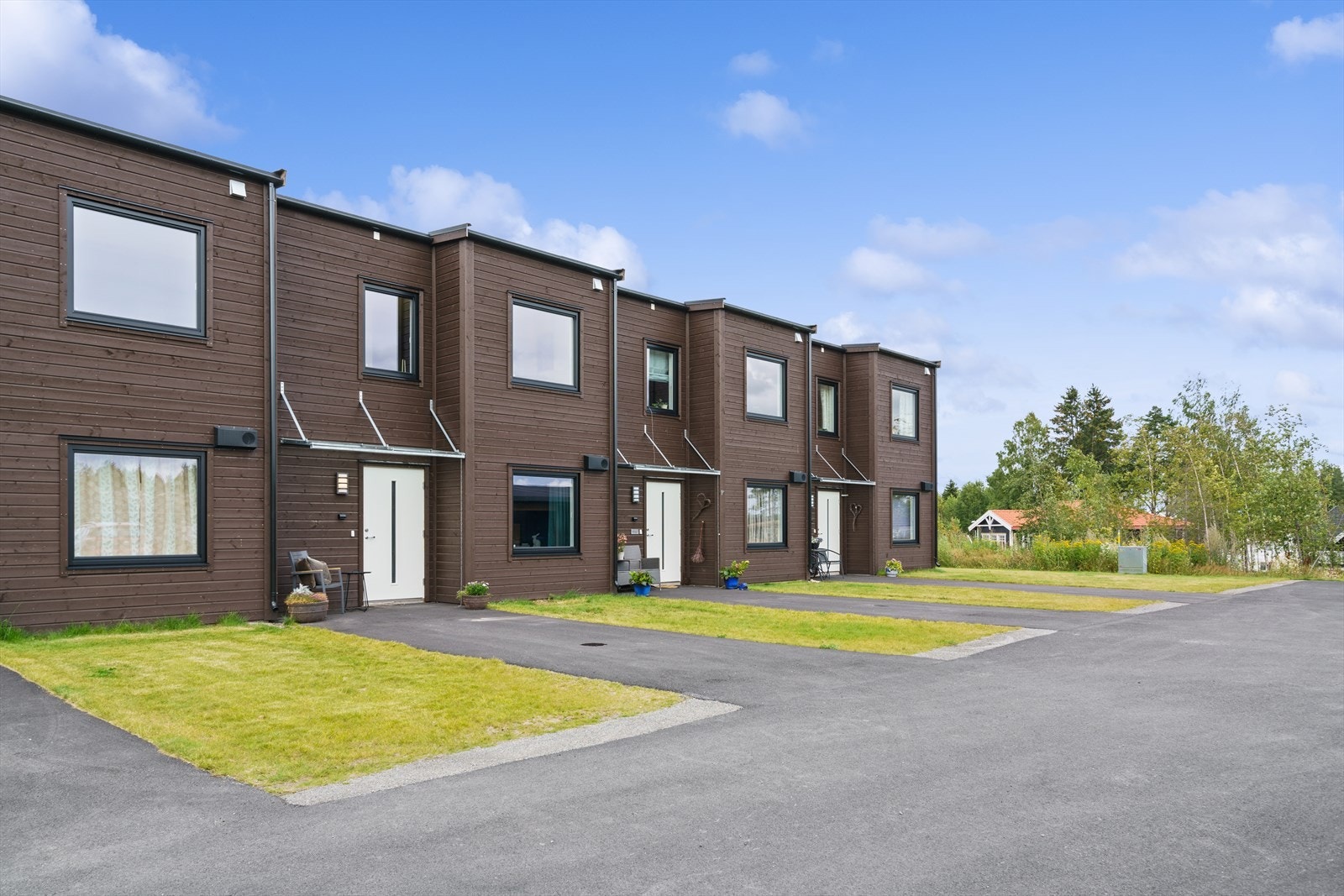 Rekkehus i midtre rekke oppført i 2022 av Nordbohus. Med boligen følger en utvendig bod og biloppstillingsplass i felles carport. Galleribilde