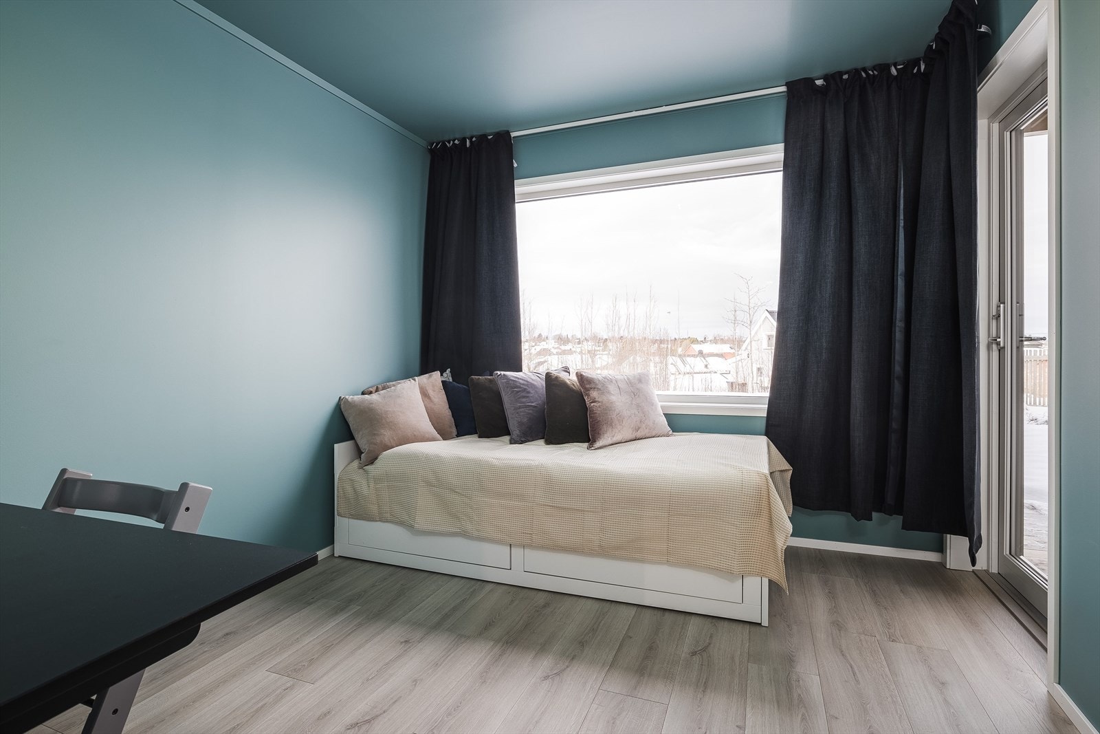 Det største rommet har utgang til terrasse og hage. Terrassen er overbygd og har plass til en koselig sittegruppe. Galleribilde