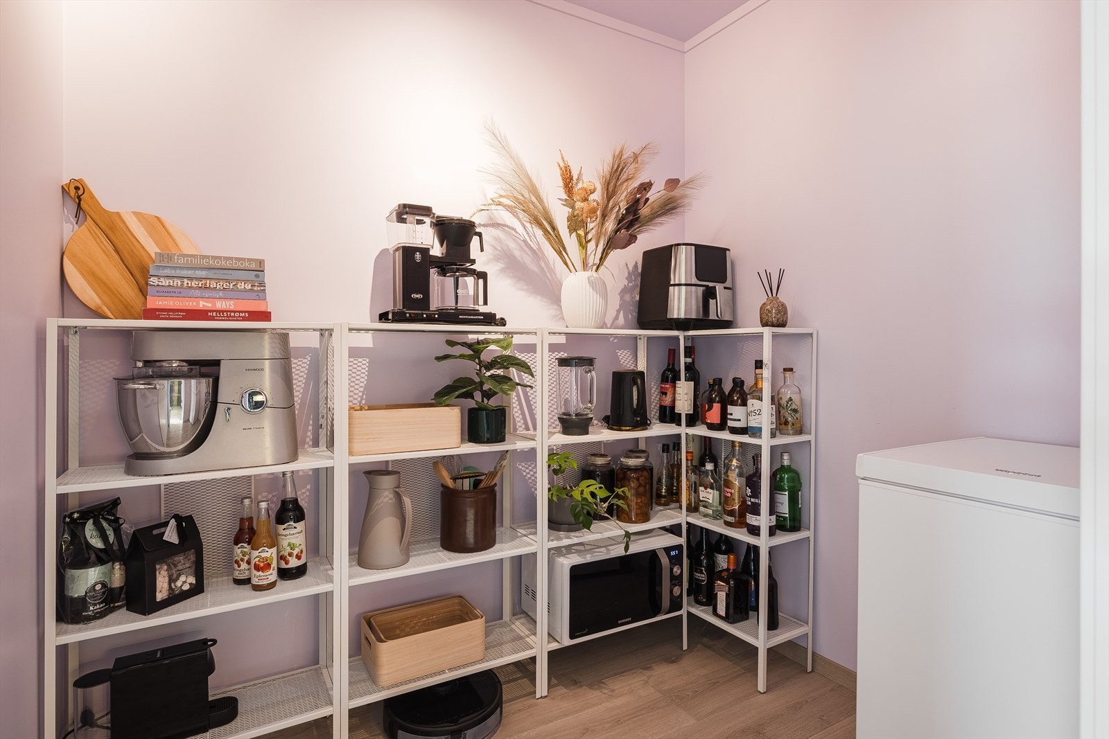 Spisskammers rett ved kjøkkenet er meget praktisk. Galleribilde