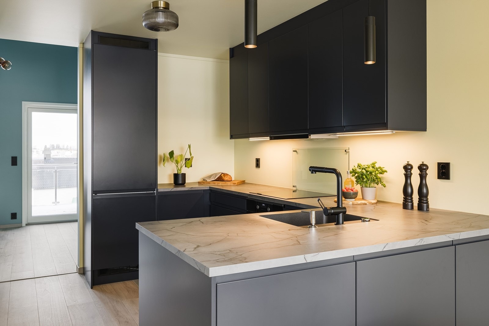 Lekkert kjøkken med innredning fra Sigdal. Galleribilde