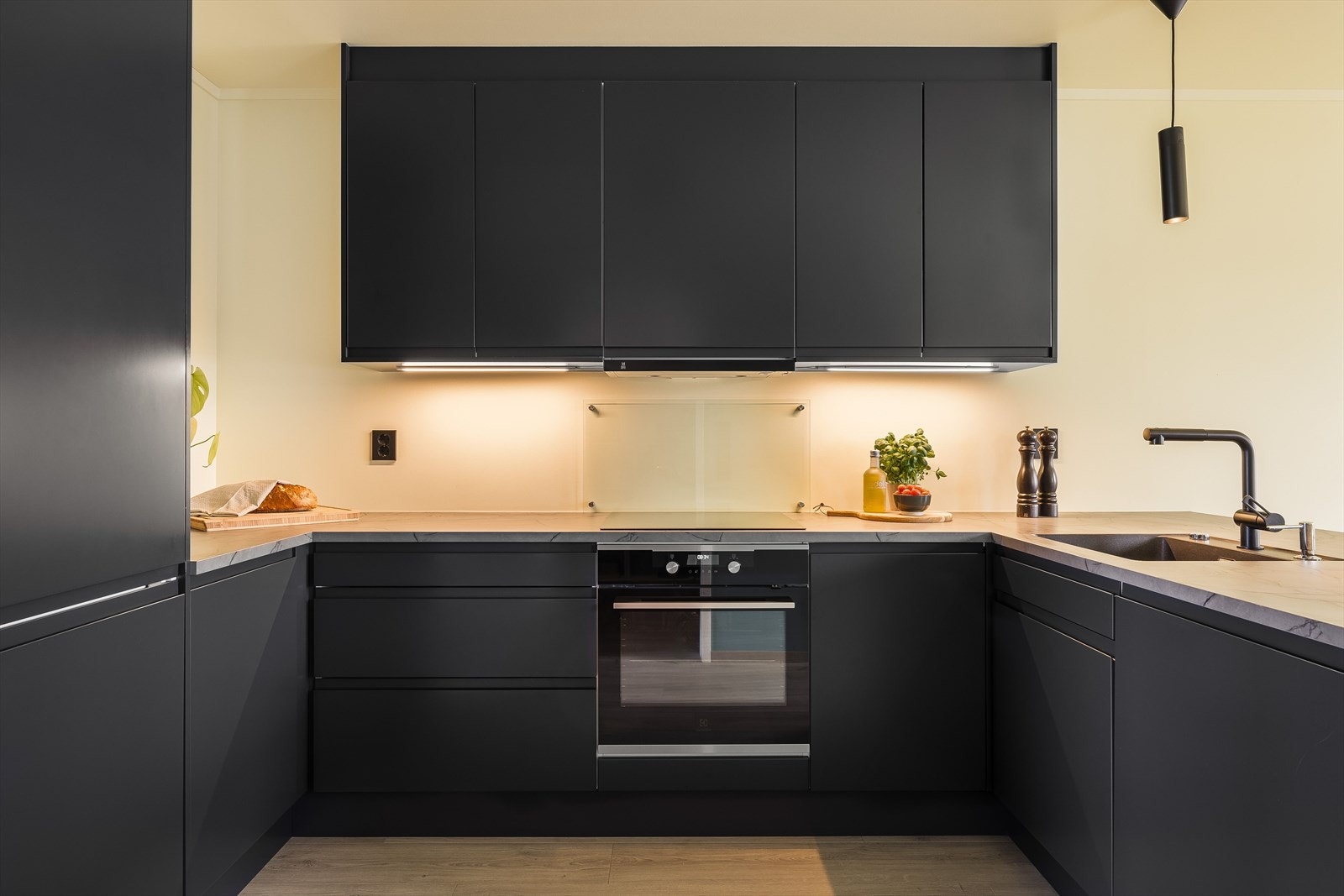 Godt med oppbevaring i skuffer og skap. Galleribilde