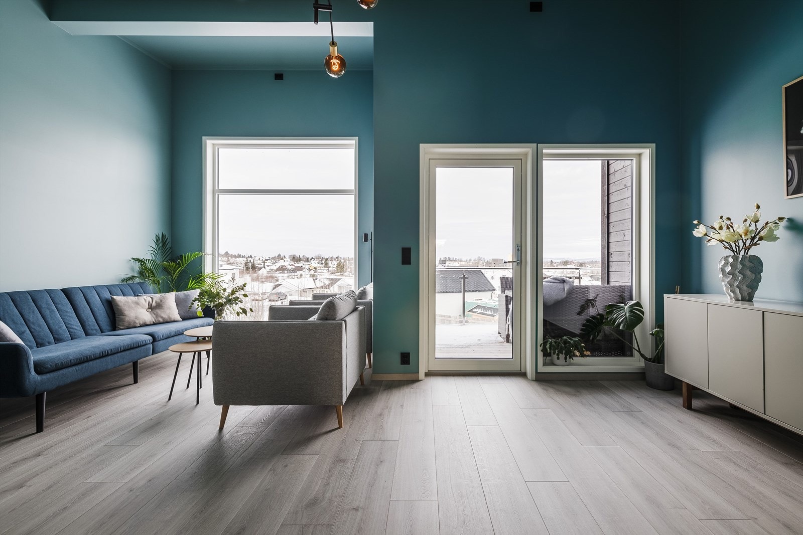 Du får masse naturlig lys inn i rommet fra de store vindusflatene. Galleribilde