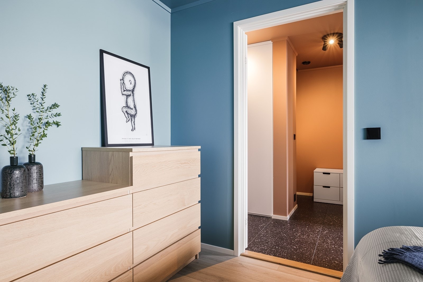 Nede i 1.etasje finner vi soverommene og badet. Galleribilde