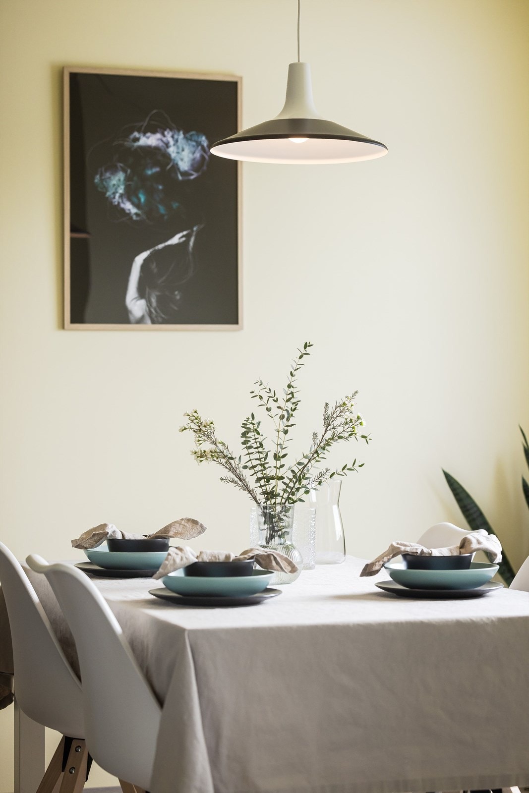 Spisestuen er romslig hvor du har plass til stor spisegruppe. Galleribilde