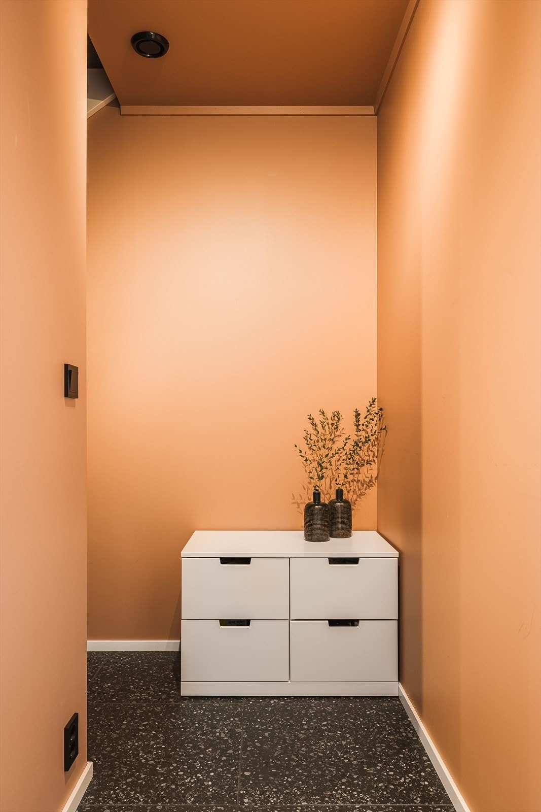 Plassen under trappen er også kledd og utnyttet til lagringsplass. Galleribilde