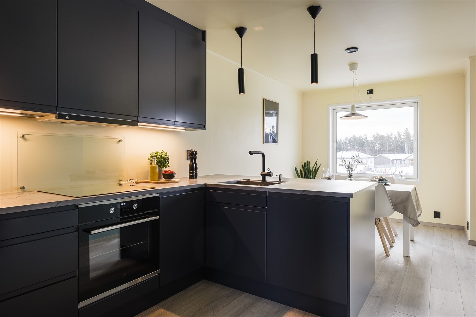 Fullt utstyrt med integrerte hvitevarer som selvfølgelig inngår i handelen. Galleribilde