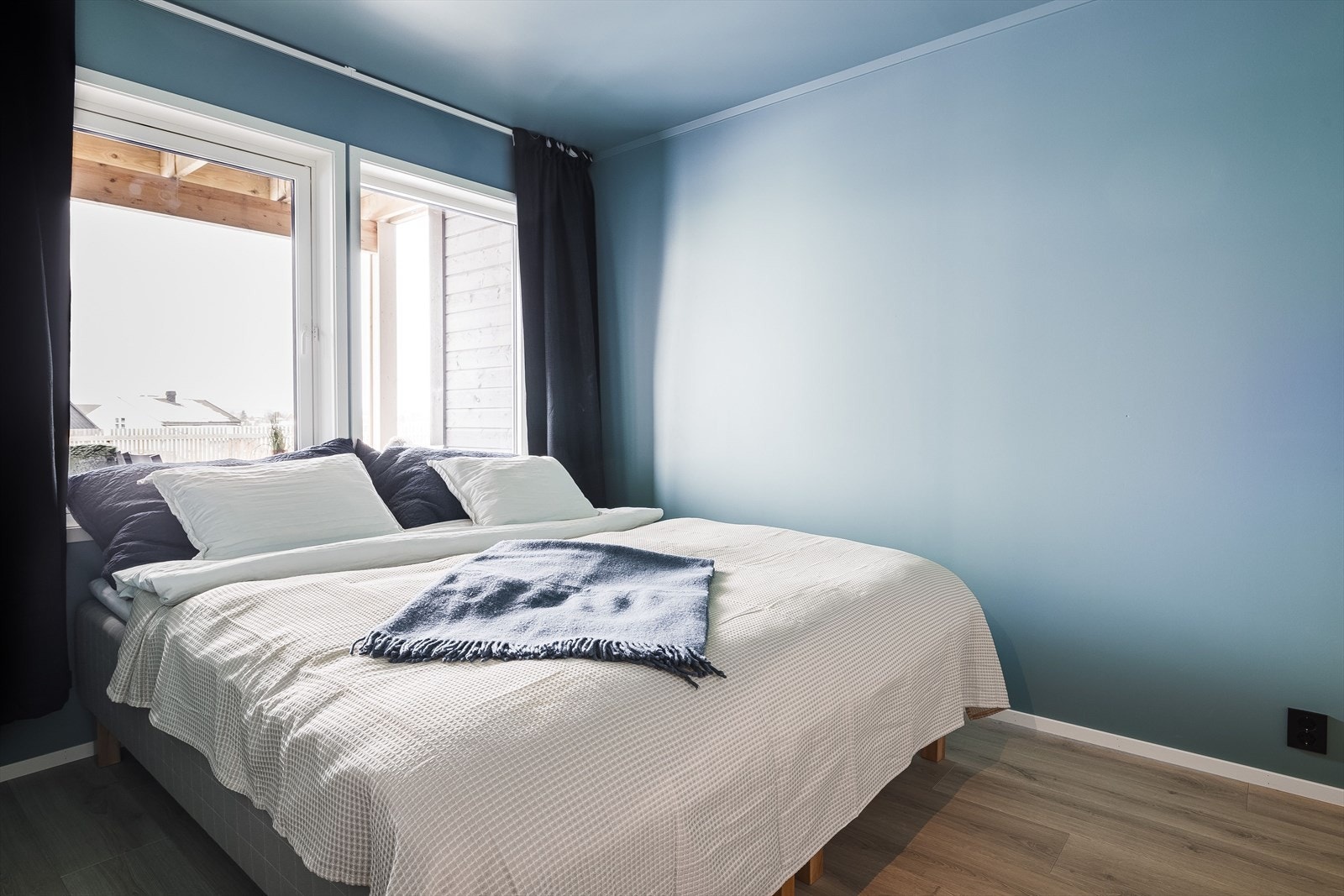 Rommene er gjennomført malt med samme farge på vegg og i tak. På gulvet er det lagt 1-stavs laminatgulv. Galleribilde