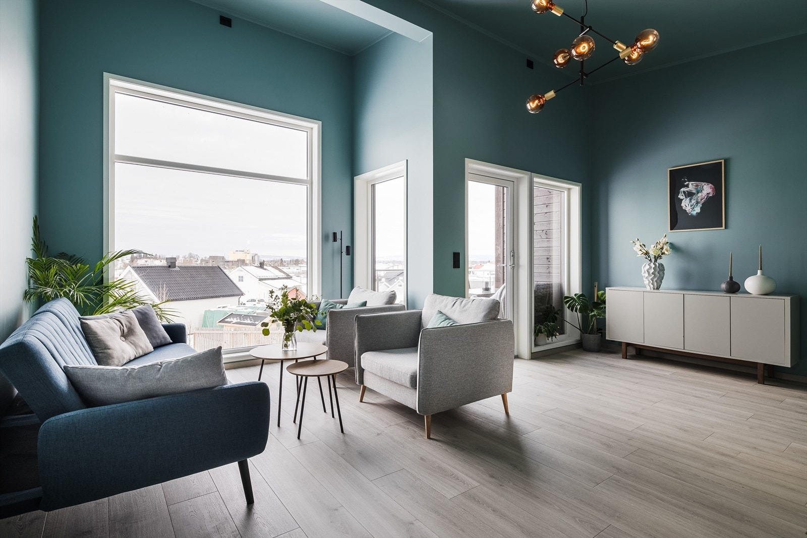 Vegger og himling er malt i samme farge og gir en lun atmosfære til rommet. Galleribilde